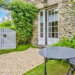 בית נופש 4 Bedroom Cozy In *