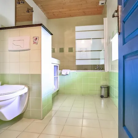 4 Bedroom Cozy In Ferienhaus Monthuchon