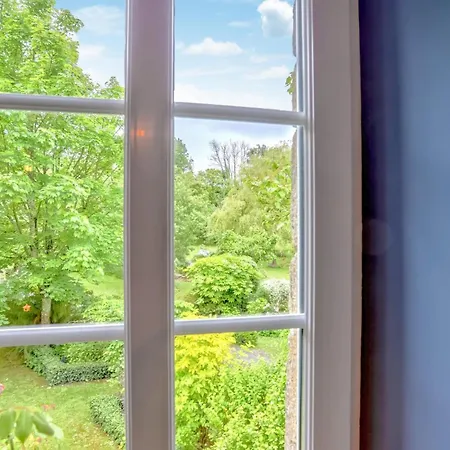 4 Bedroom Cozy In Monthuchon