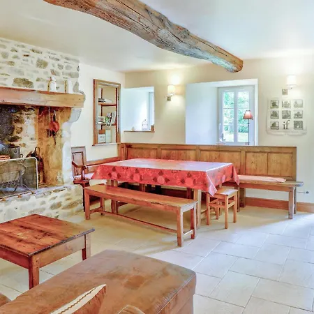 4 Bedroom Cozy In בית נופש Monthuchon
