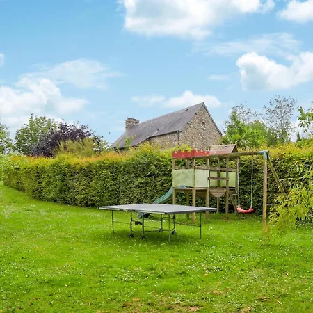 בית נופש 4 Bedroom Cozy In Monthuchon