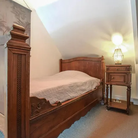 4 Bedroom Cozy In Hébergement de vacances Monthuchon