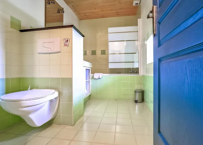 4 Bedroom Cozy In Casa vacanze Monthuchon