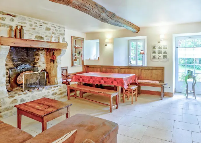 4 Bedroom Cozy In Hébergement de vacances Monthuchon