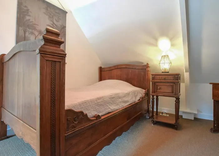 4 Bedroom Cozy In Hébergement de vacances Monthuchon